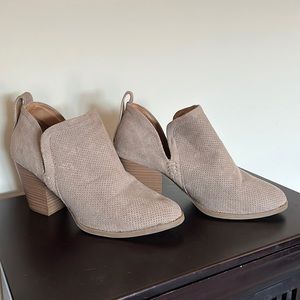 Faux Suede v-cut Booties!🖤🤍